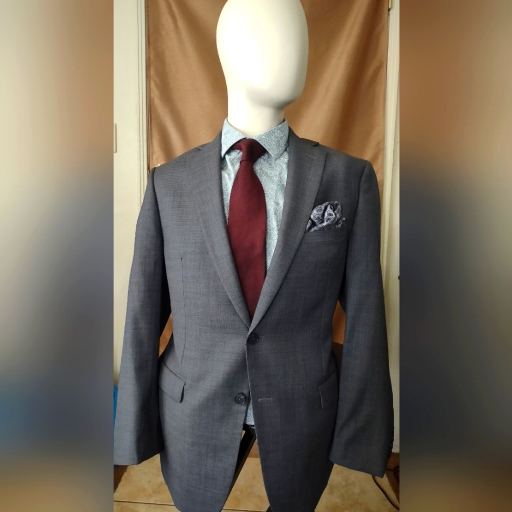 Calvin Klein mens medium gray suit size 44 regular.